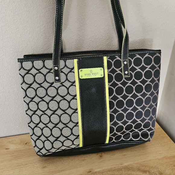 Nine West Handbags - Nine West Tote w/Zipper Pouch